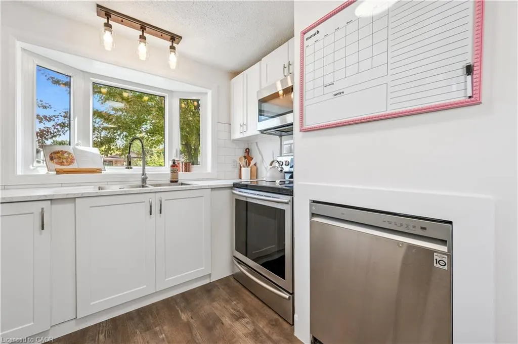 10 Broken Oak Crescent
