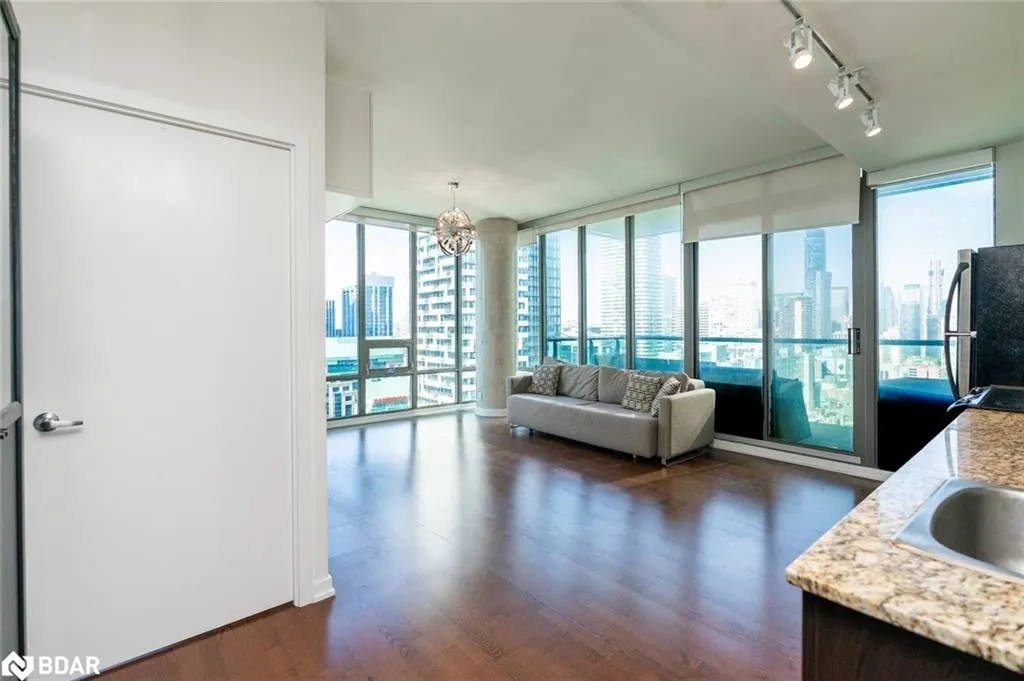 33 Lombard Street, #3302