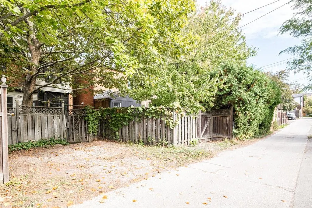 219 Charlton Avenue W