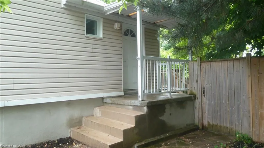 6 Grenville Avenue, #LOWER