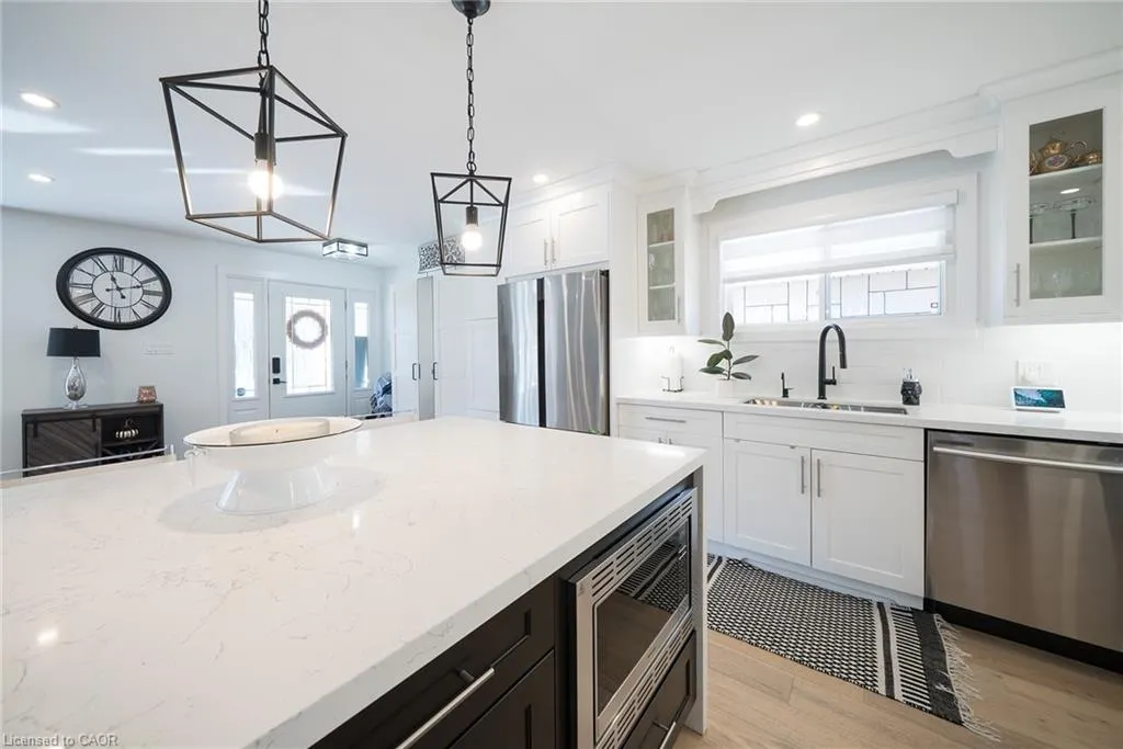 662 Mohawk Road W