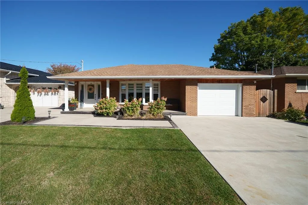 662 Mohawk Road W