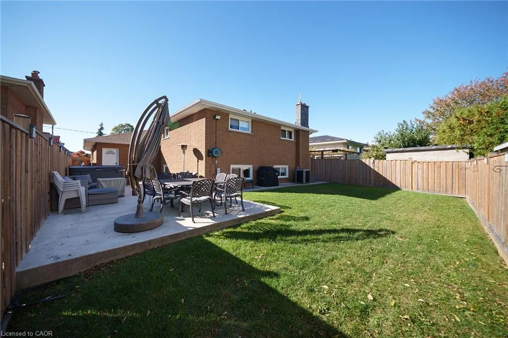 662 Mohawk Road W