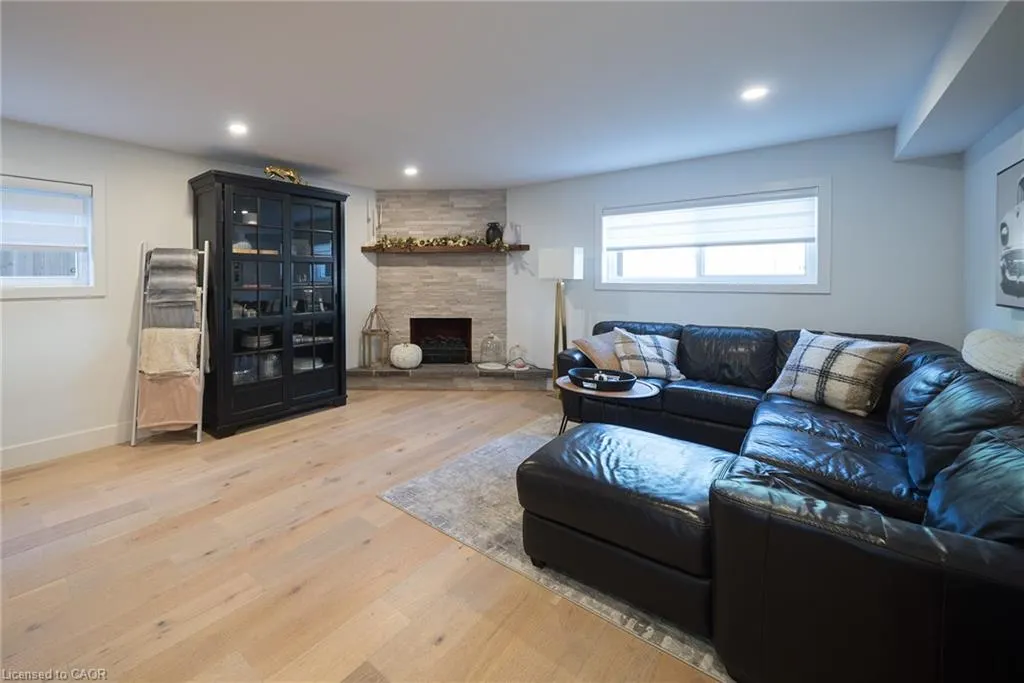 662 Mohawk Road W