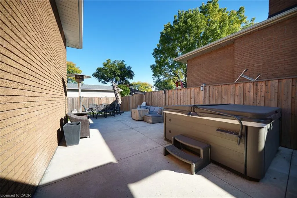 662 Mohawk Road W