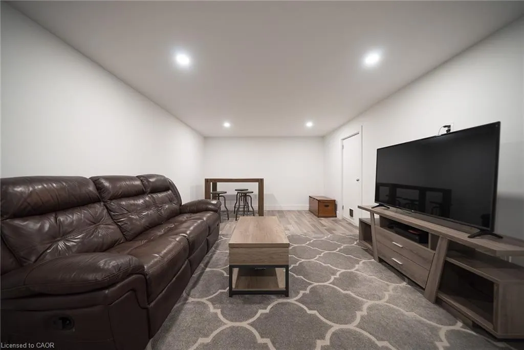 662 Mohawk Road W