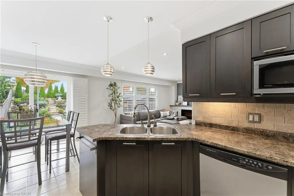 198 Springvalley Crescent