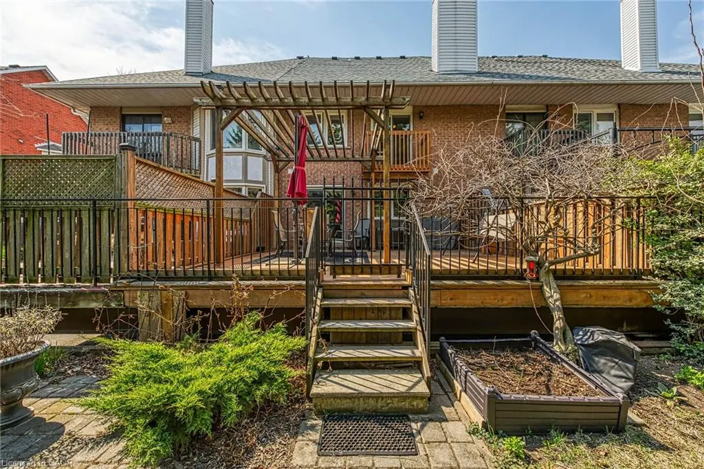 10 Edgewater Drive