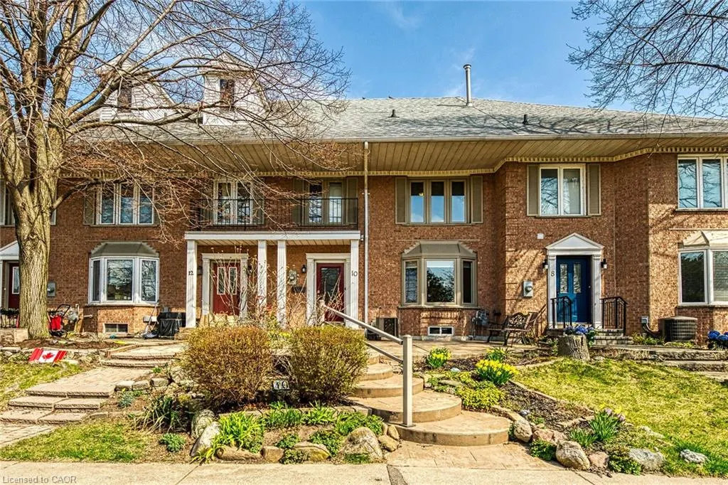 10 Edgewater Drive