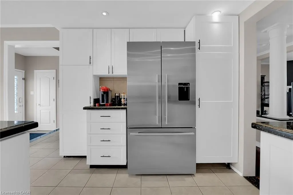 10 Edgewater Drive