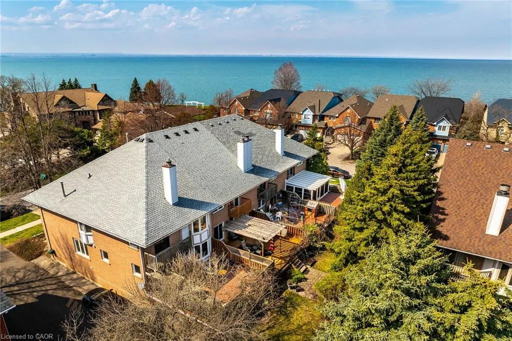 10 Edgewater Drive