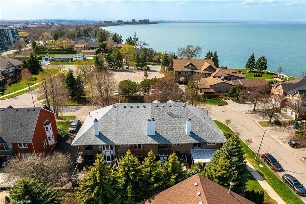 10 Edgewater Drive
