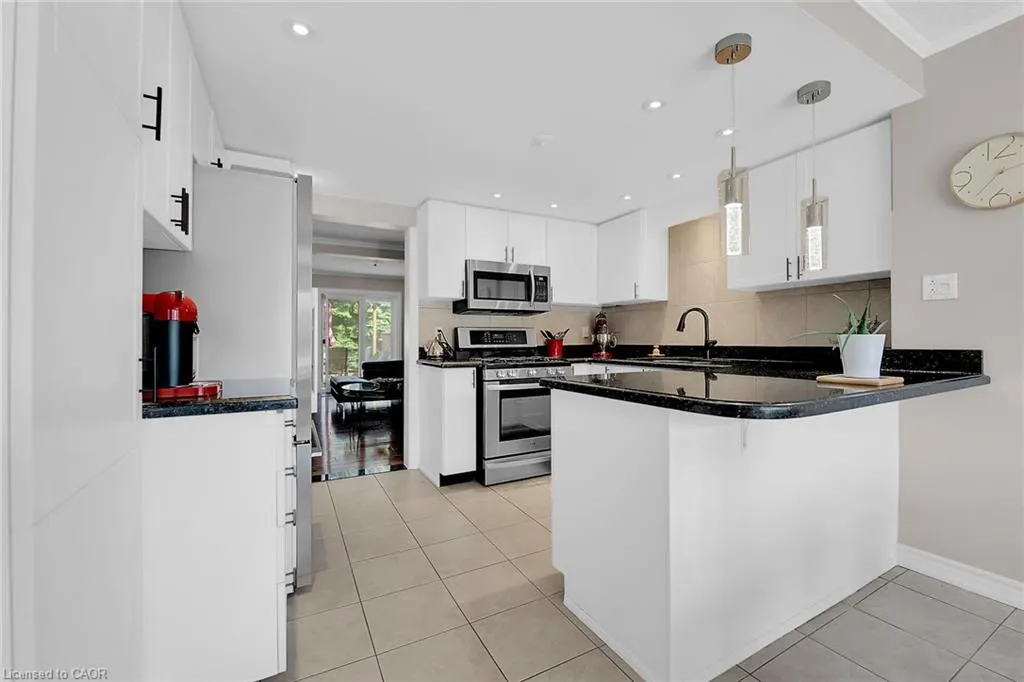 10 Edgewater Drive