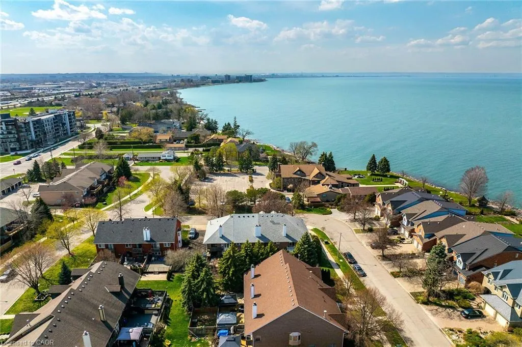 10 Edgewater Drive