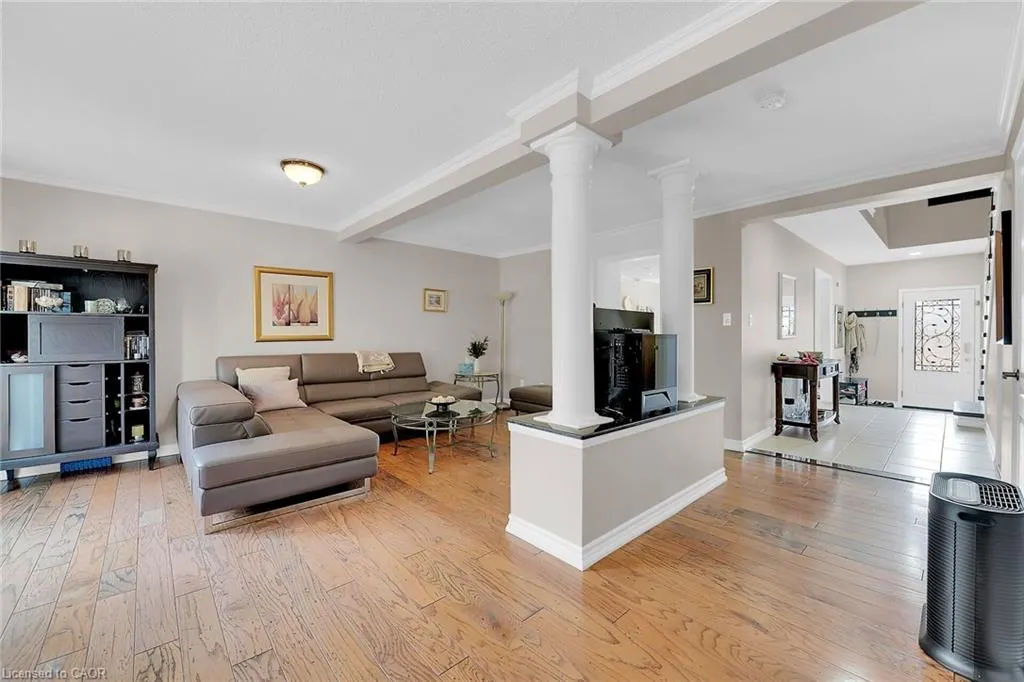 10 Edgewater Drive