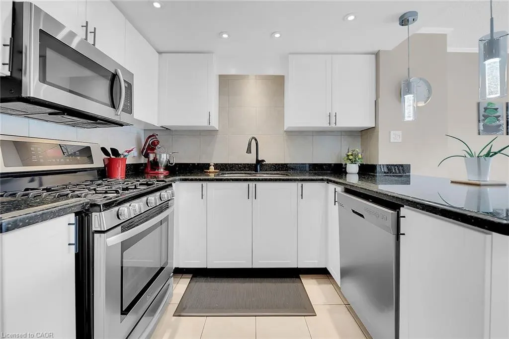 10 Edgewater Drive