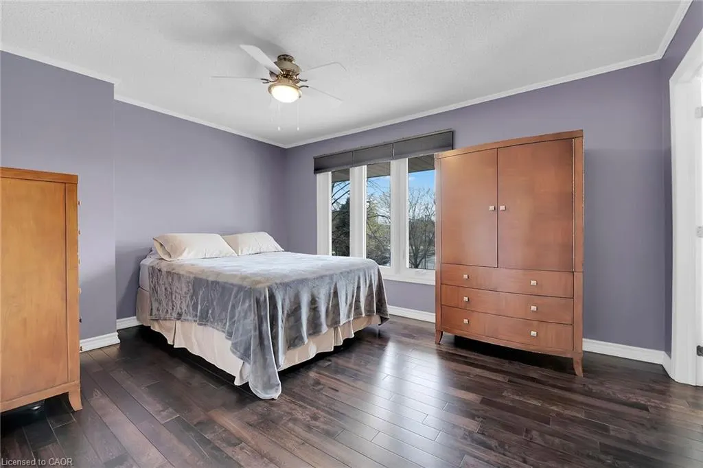 10 Edgewater Drive