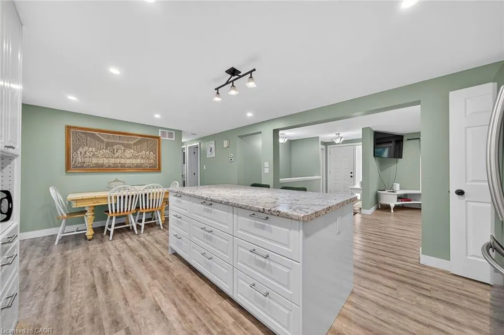 14 Chippewa Street W