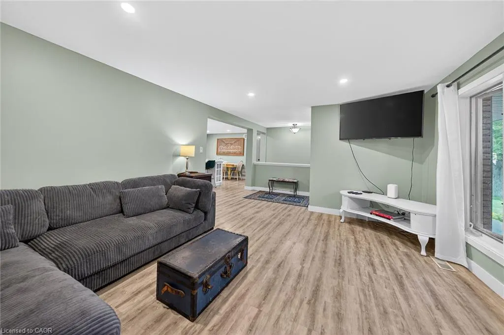 14 Chippewa Street W