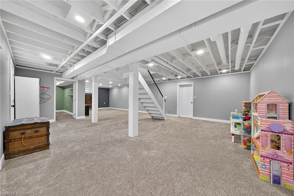 14 Chippewa Street W