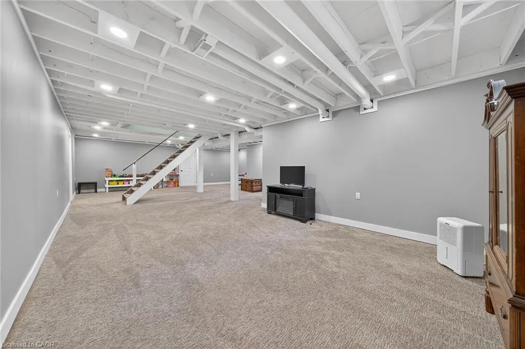14 Chippewa Street W