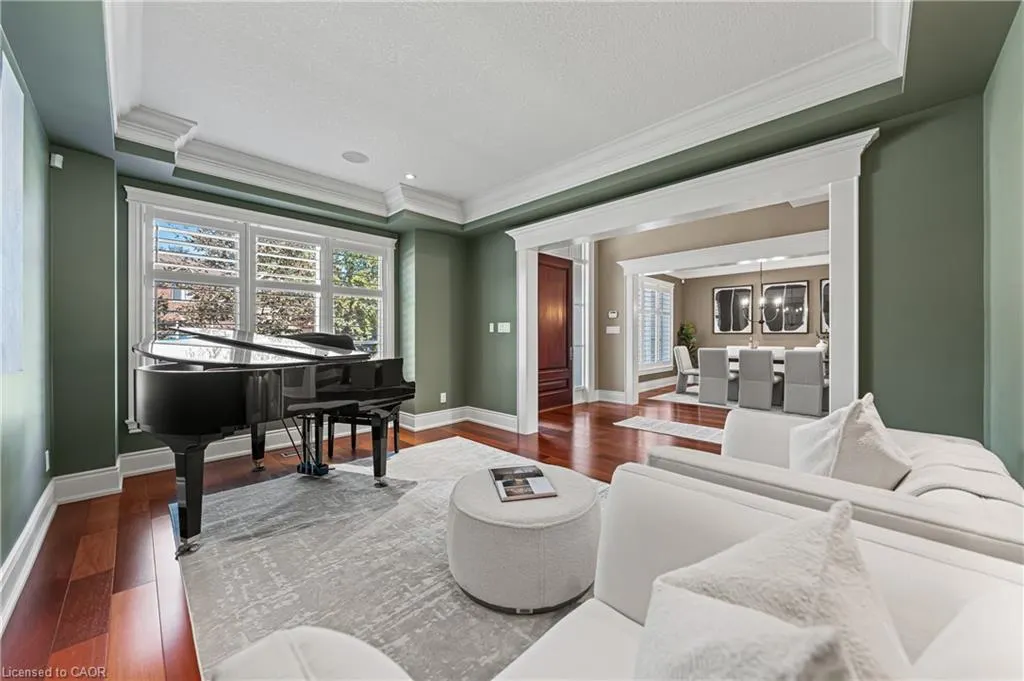 541 Falconridge Crescent