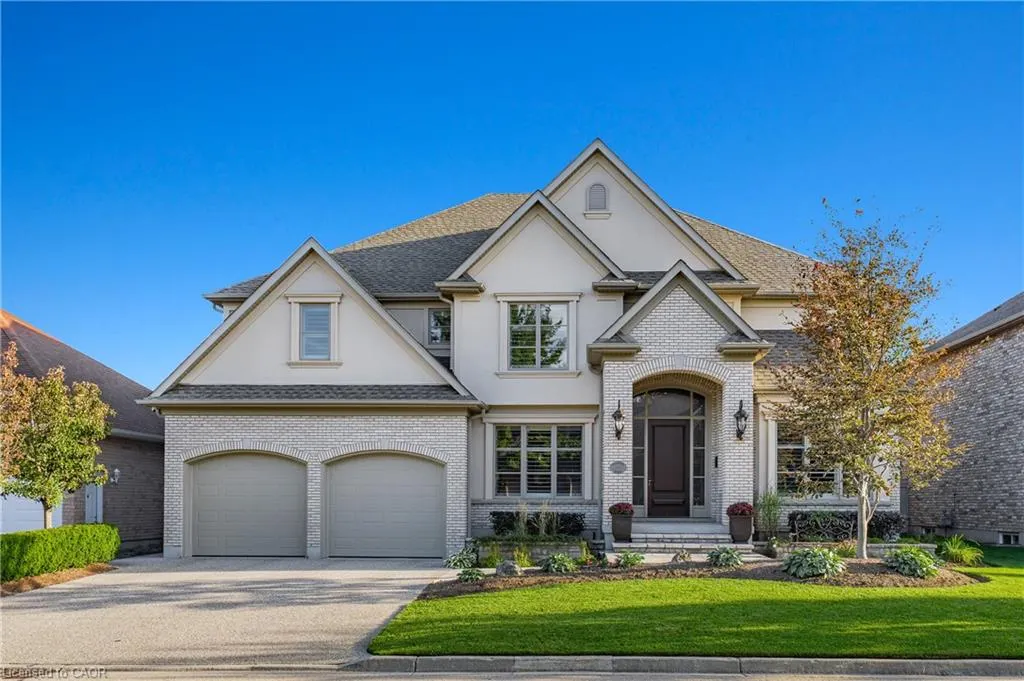 541 Falconridge Crescent