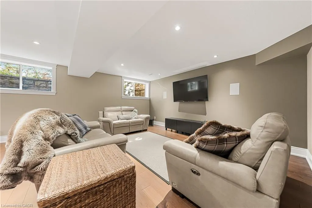 541 Falconridge Crescent
