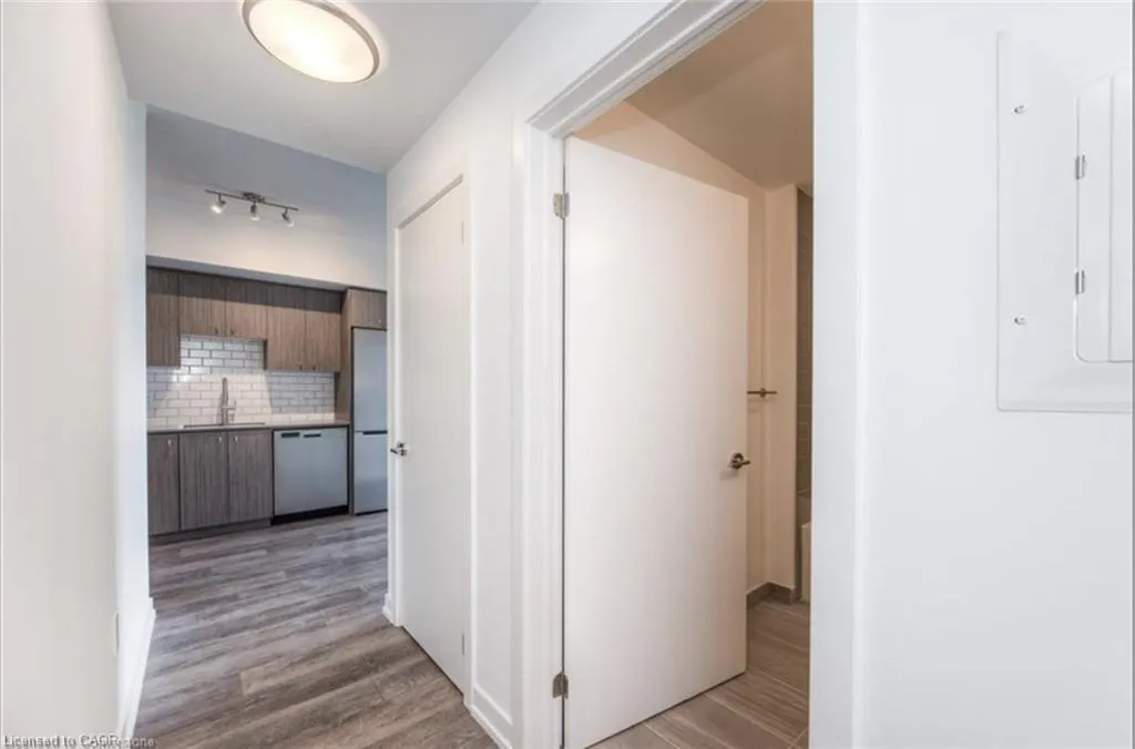 15 Wellington Street S, #1610