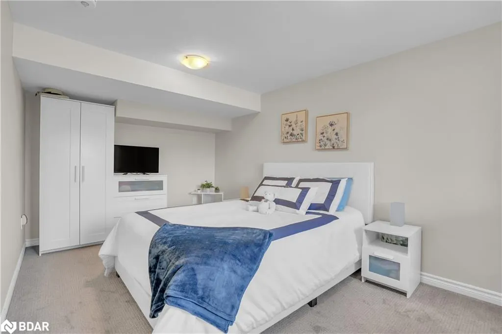 8 Spooner Crescent