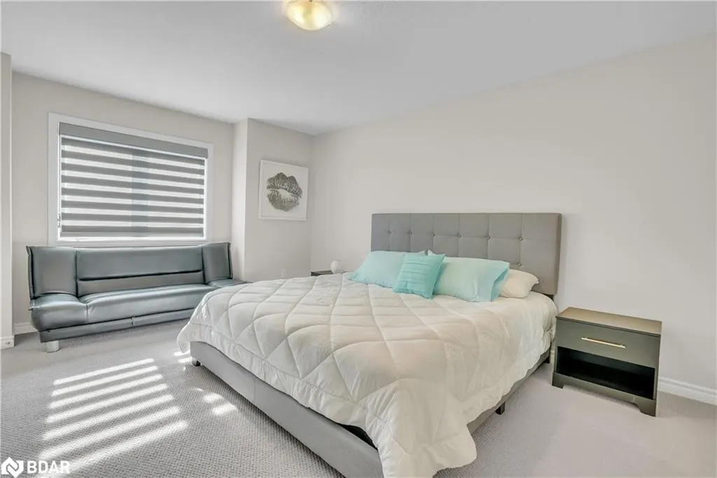 8 Spooner Crescent