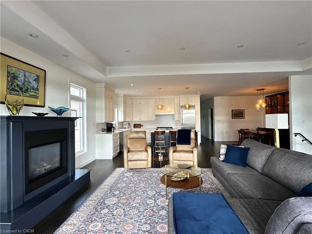 215 Main Street W
