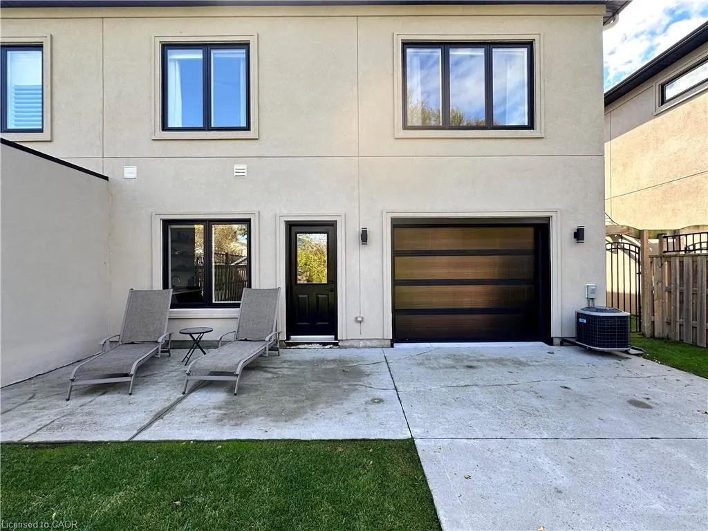 215 Main Street W