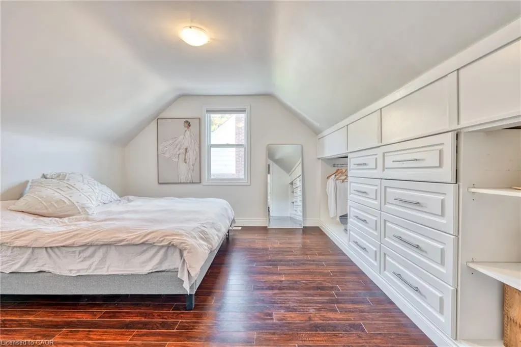 25 Montrose Avenue
