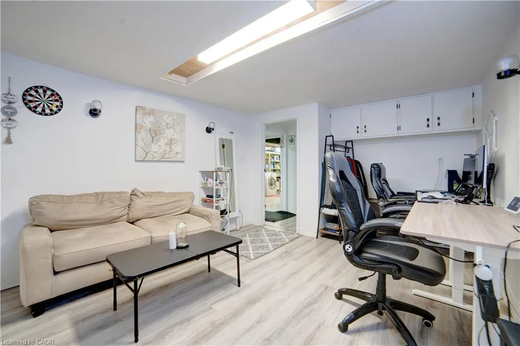 1676 Holley Crescent