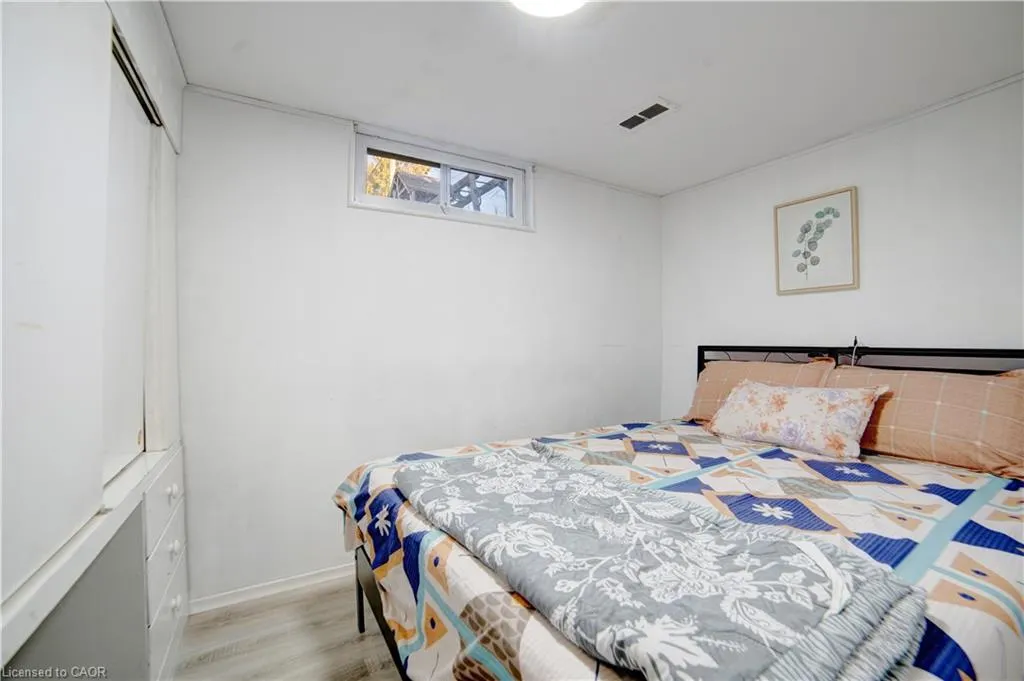 1676 Holley Crescent