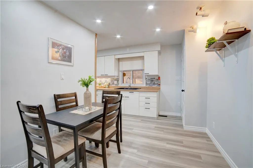 1676 Holley Crescent