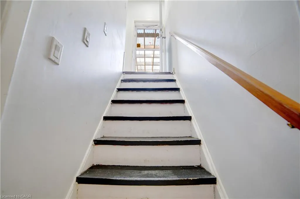 1676 Holley Crescent