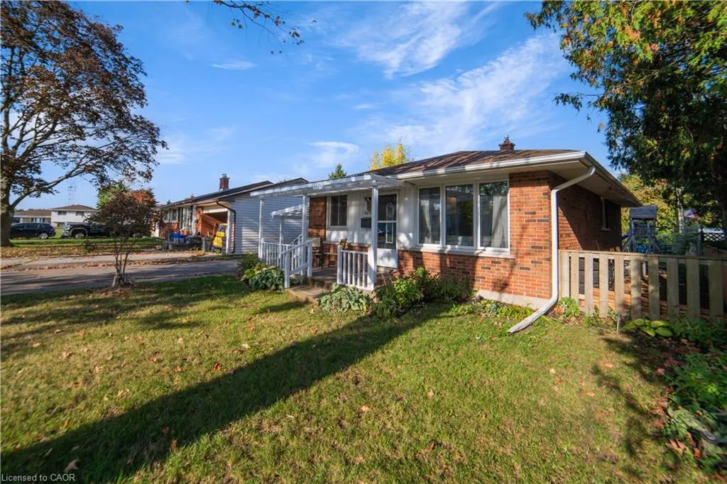 1676 Holley Crescent