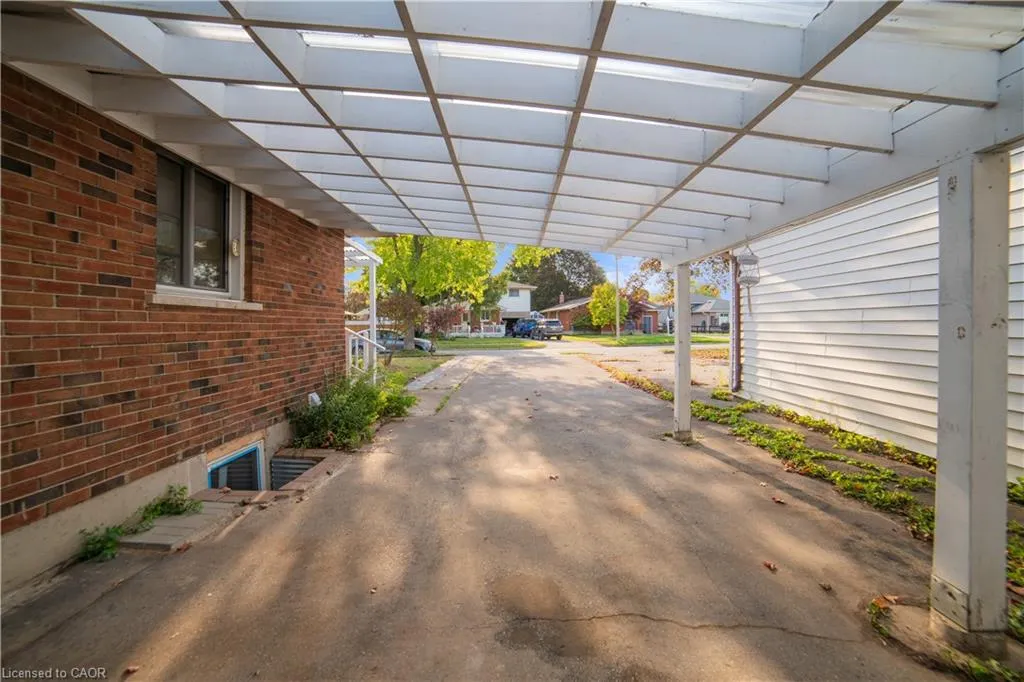 1676 Holley Crescent