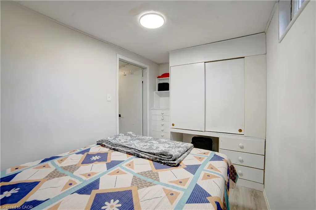 1676 Holley Crescent