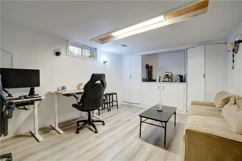 1676 Holley Crescent