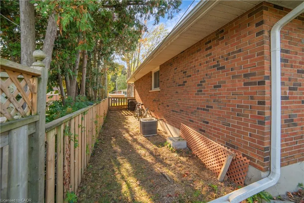 1676 Holley Crescent