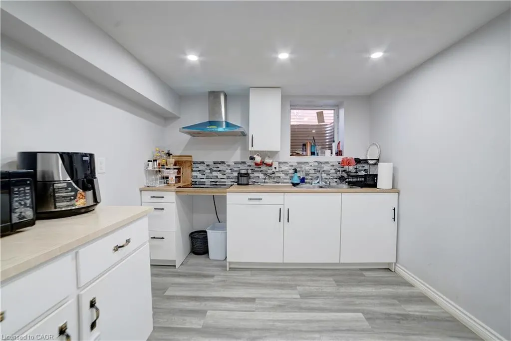 1676 Holley Crescent