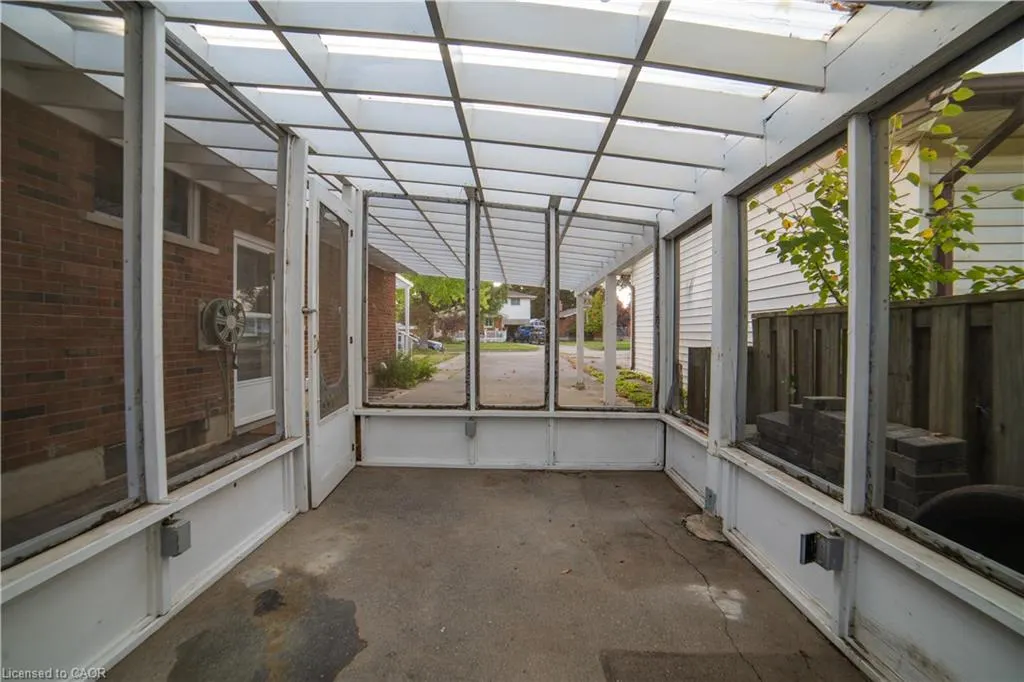 1676 Holley Crescent