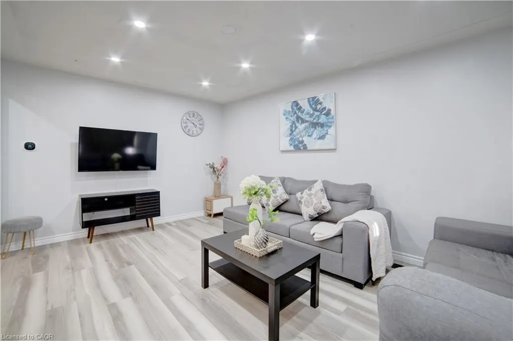 1676 Holley Crescent