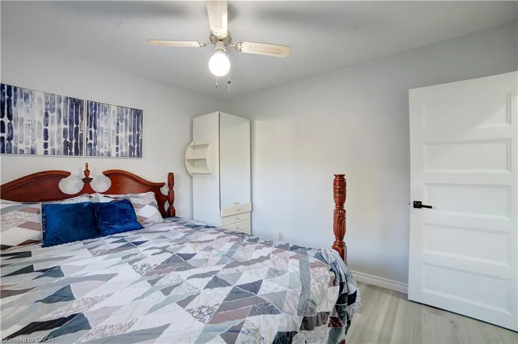 1676 Holley Crescent