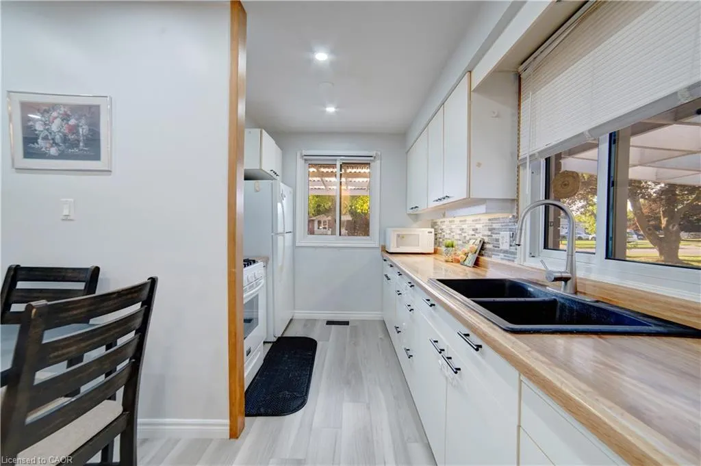 1676 Holley Crescent