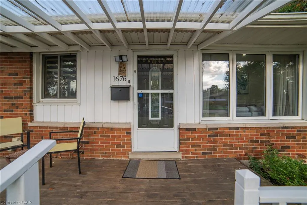 1676 Holley Crescent