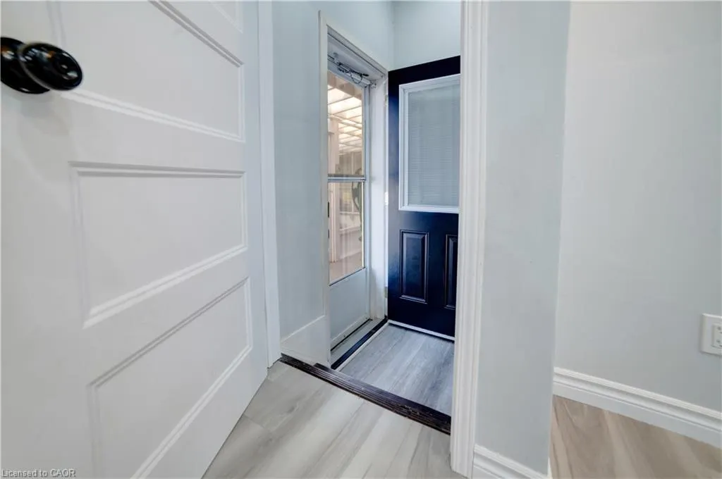 1676 Holley Crescent